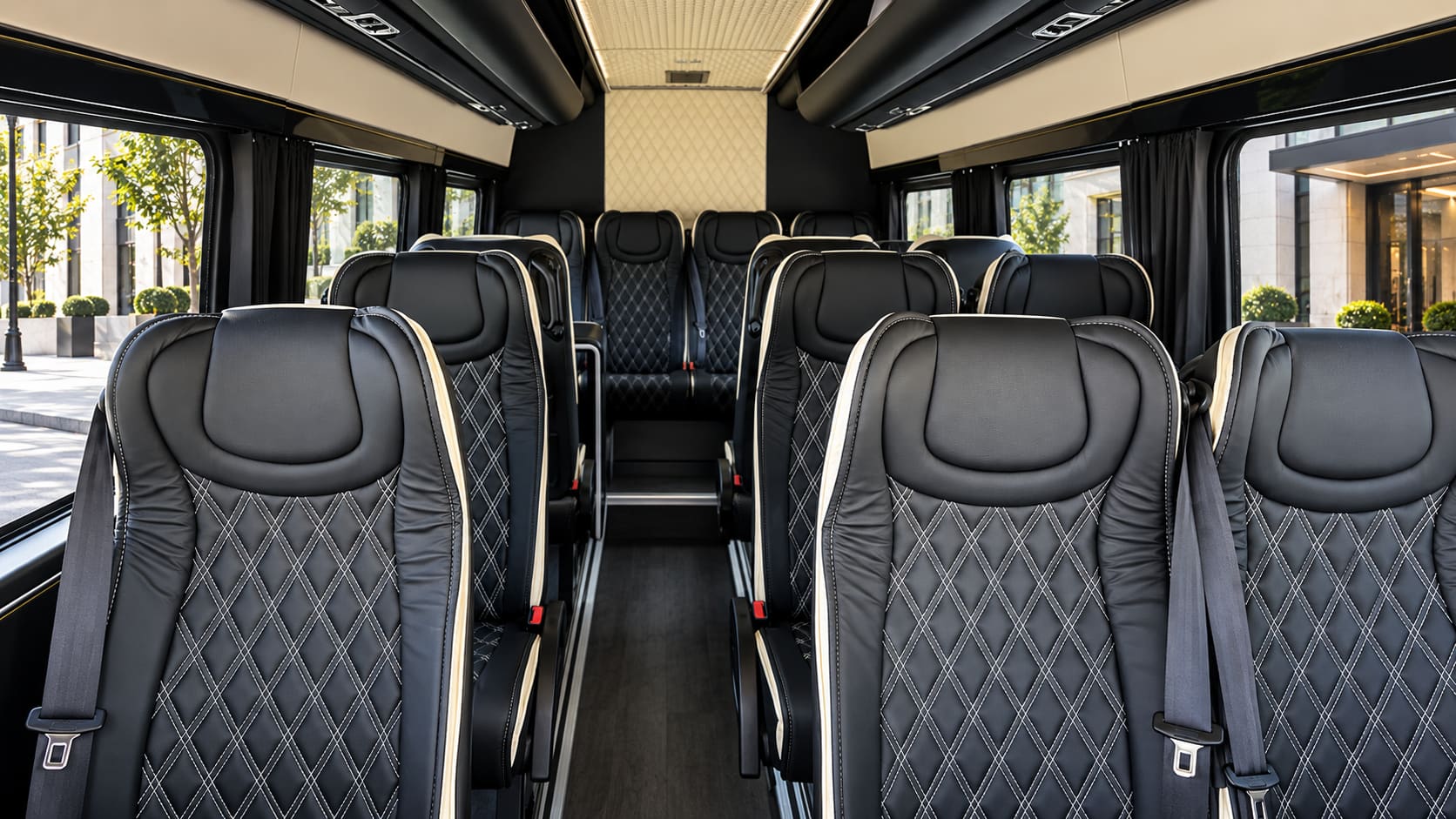 Innenraum des Mercedes-Benz Sprinter mit schwarzen Ledersitzen mit Rautensteppung und Mittelgang