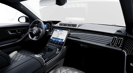 Cockpit der S-Klasse mit zentralem Display