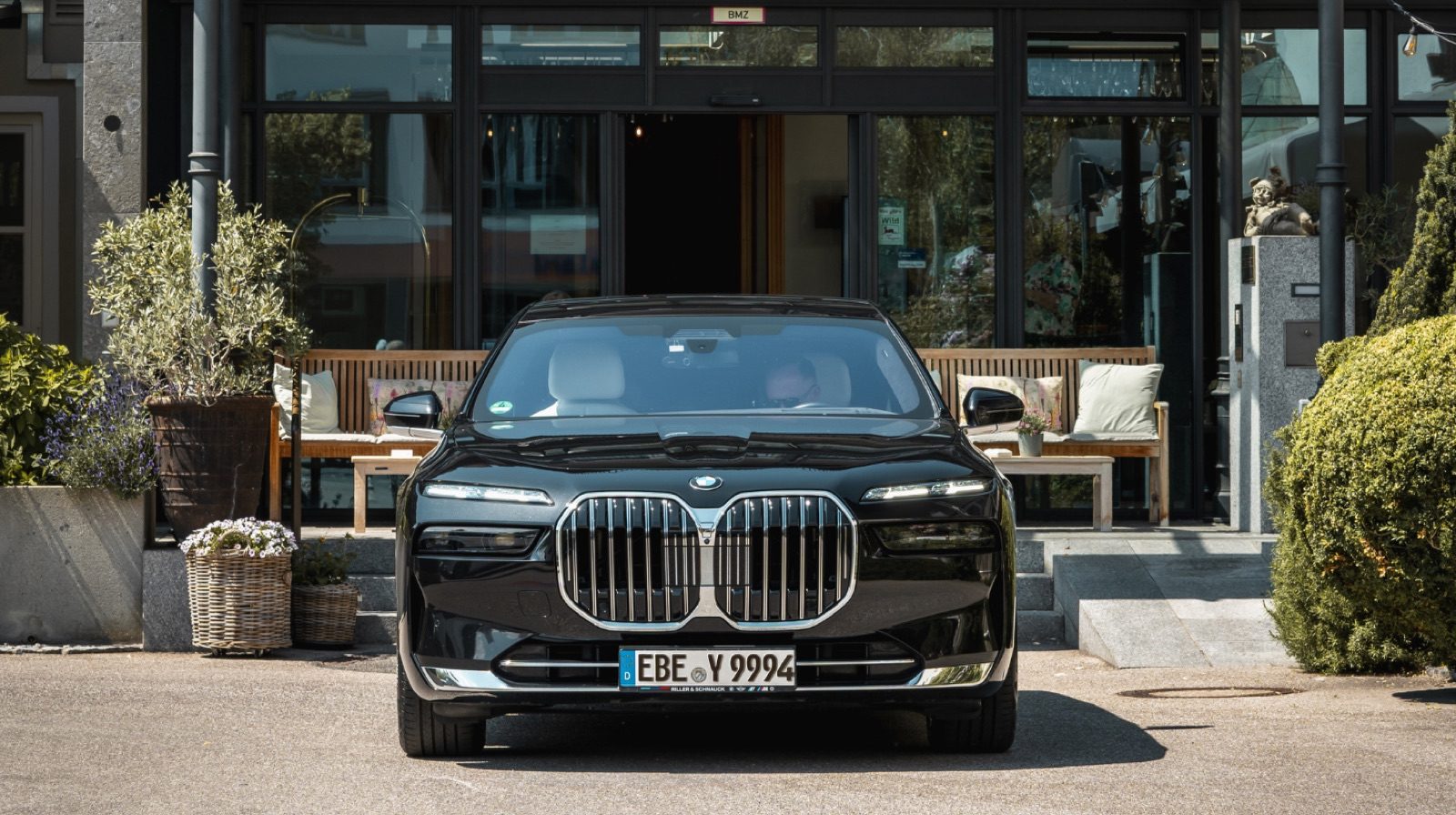 BMW 7er von AYDEN vor einem Hoteleingang