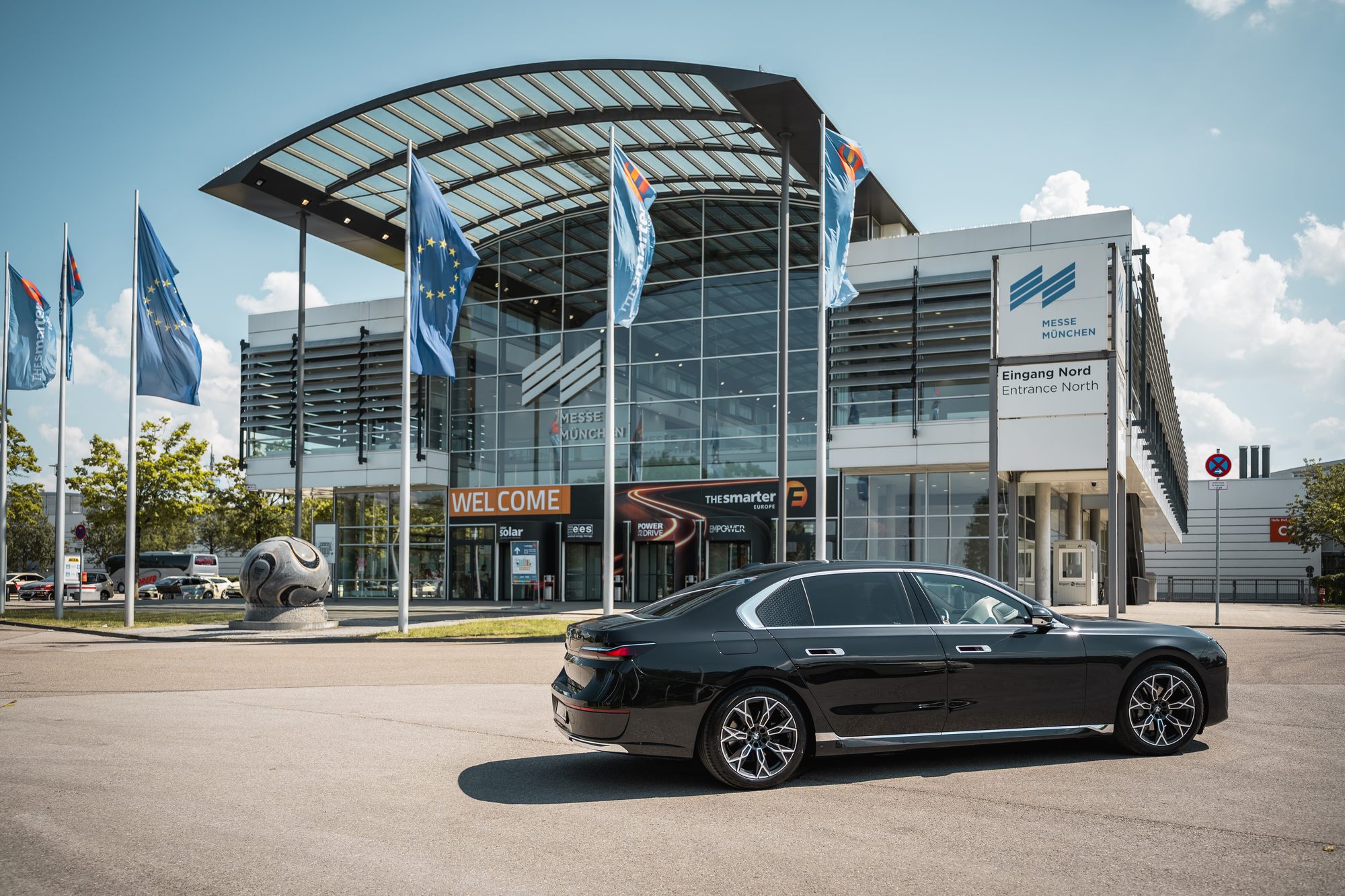 Schwarzer BMW 7er von AYDEN vor dem Eingang Nord der Messe München